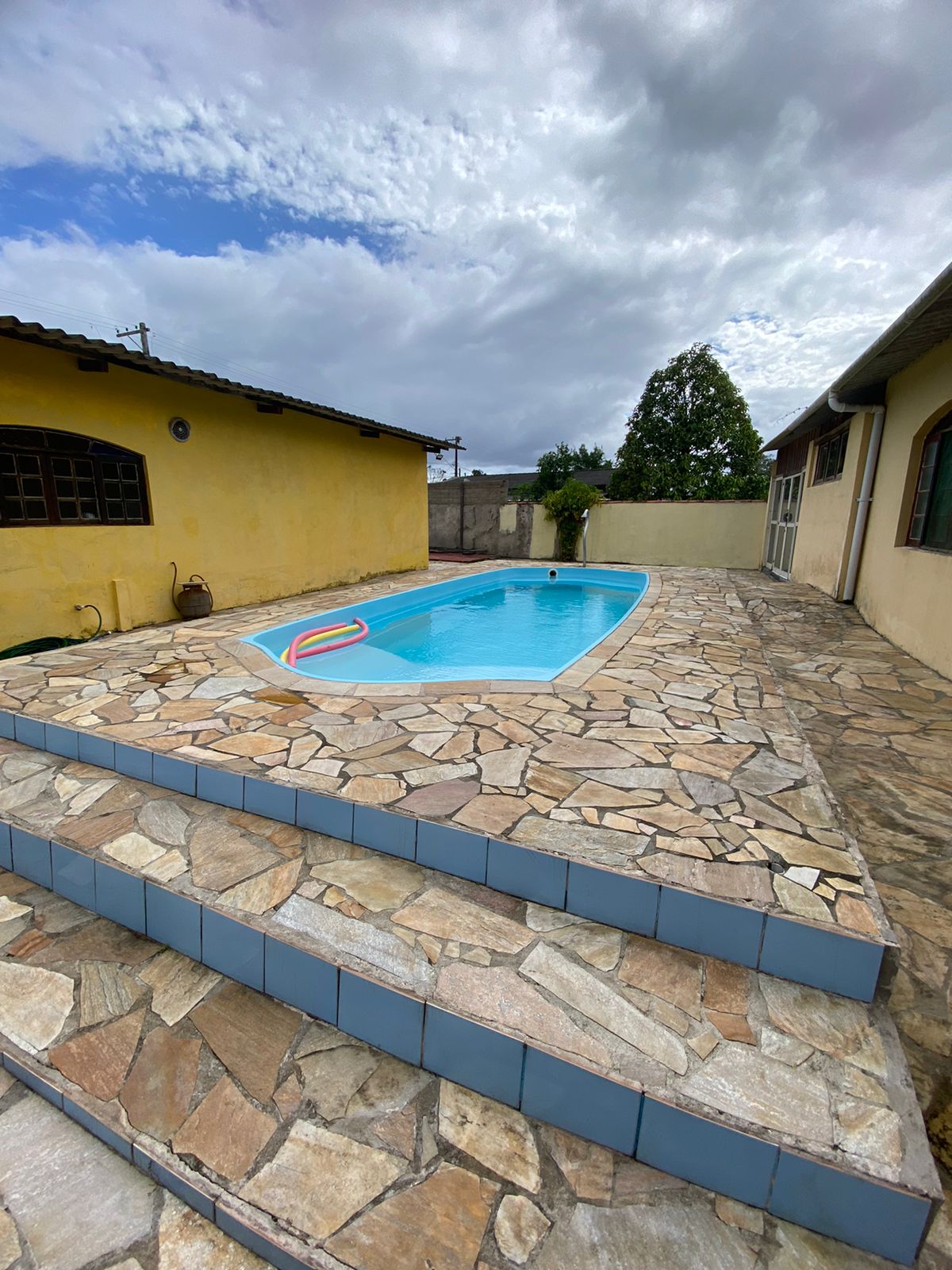 CASA COM PISCINA BAIRRO CARIJO