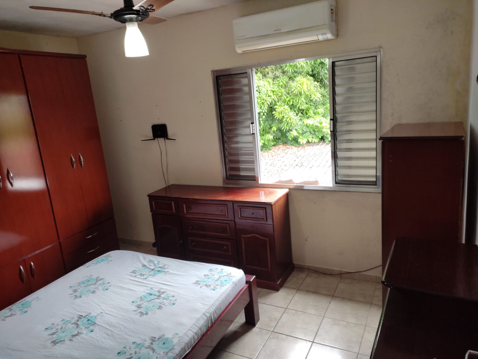 SOBRADO COM PONTO COMERCIAL BAIRRO CARIJO