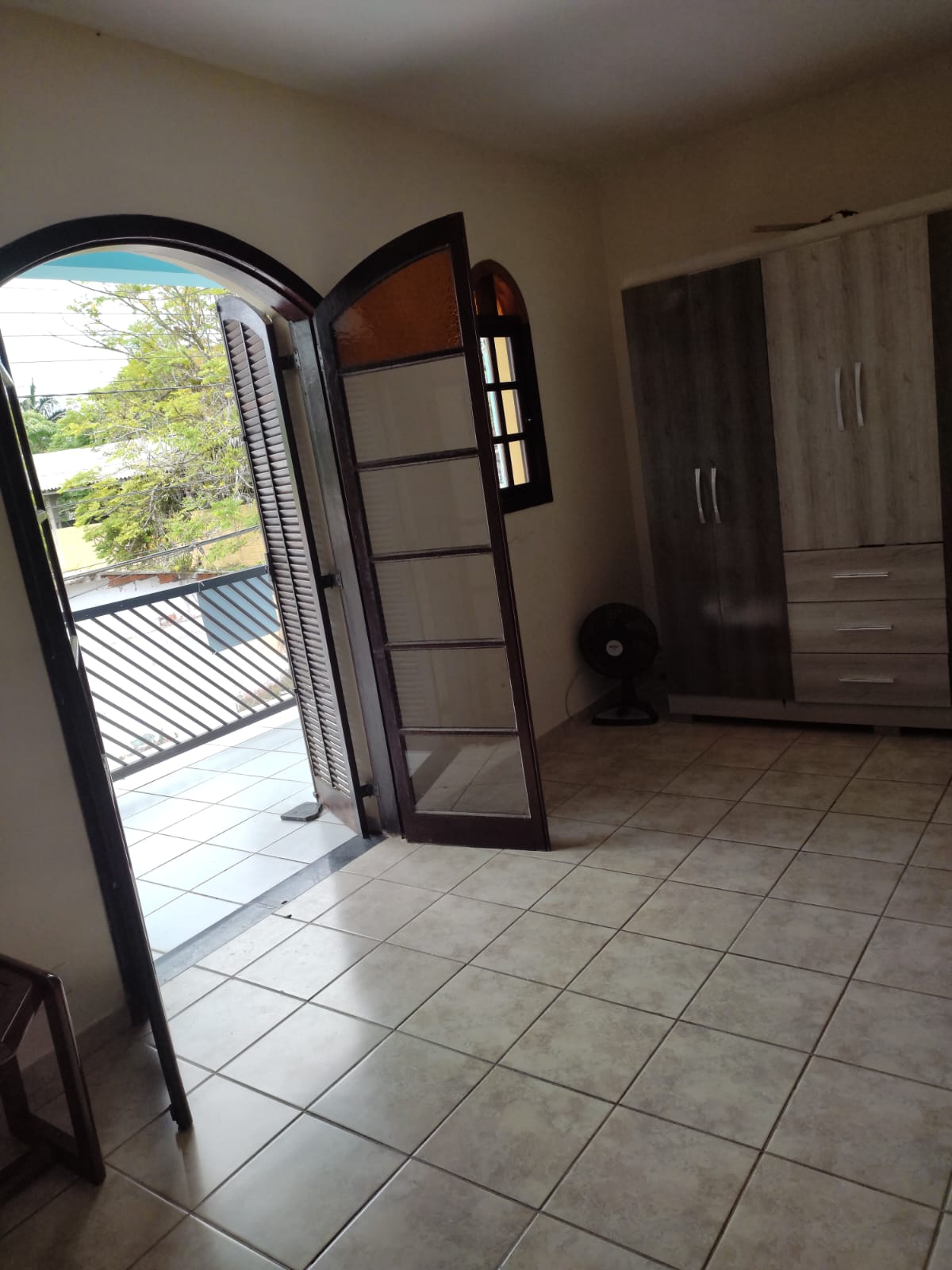 SOBRADO COM PONTO COMERCIAL BAIRRO CARIJO