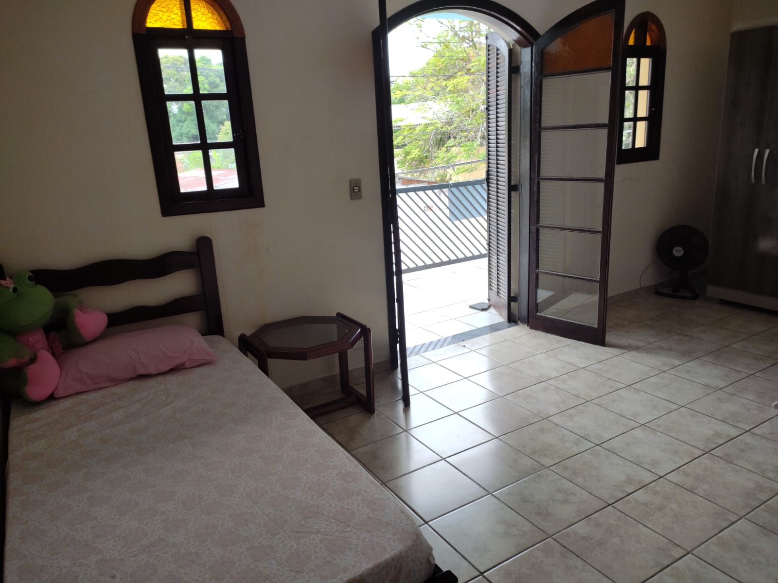 SOBRADO COM PONTO COMERCIAL BAIRRO CARIJO