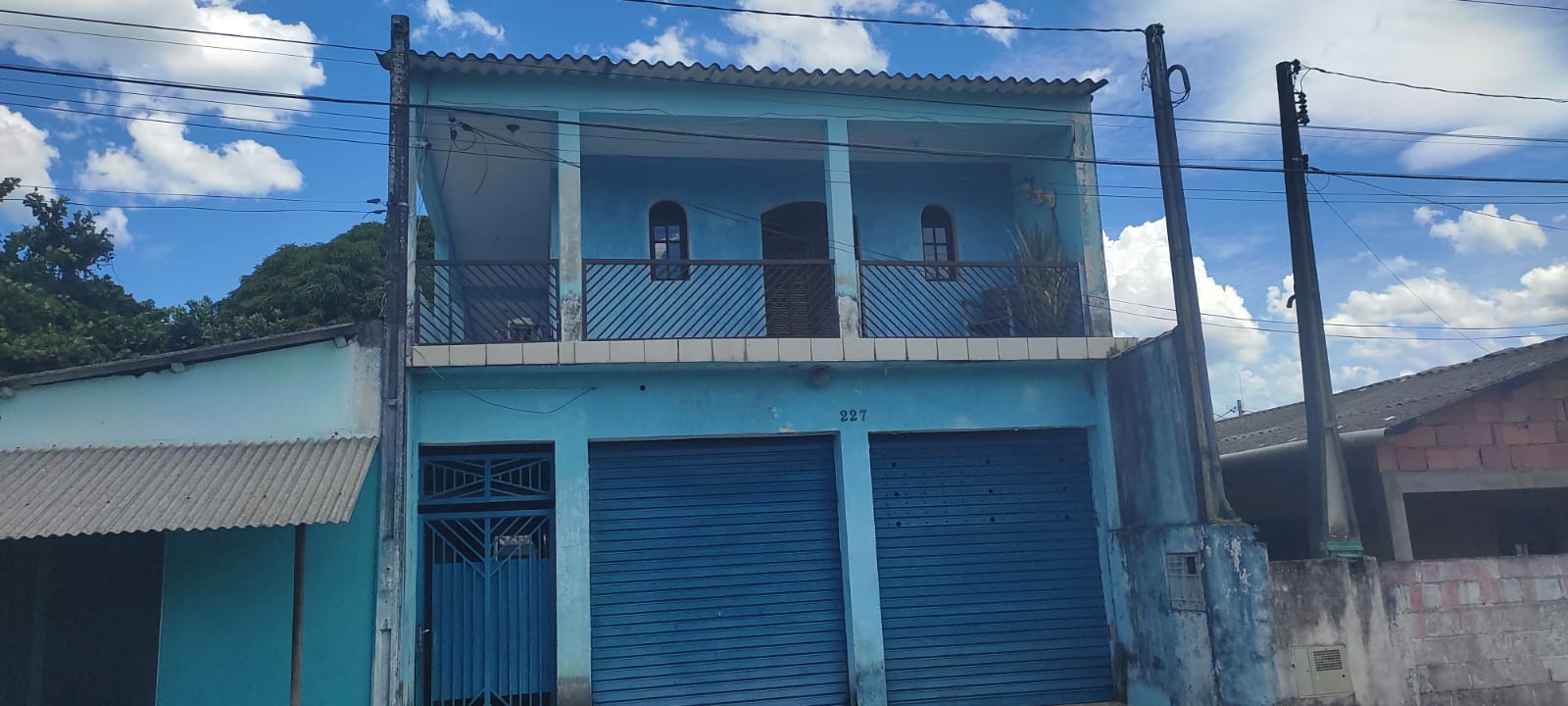 SOBRADO COM PONTO COMERCIAL BAIRRO CARIJO